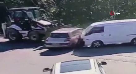 İstanbul'da korkun&ccedil; kaza: Kontrolden &ccedil;ıkan kep&ccedil;e ara&ccedil;ları bi&ccedil;ti