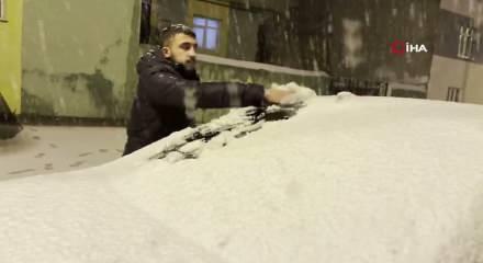 Kış geri d&ouml;nd&uuml;: Kar kalınlığı 15 santimetreyi aştı