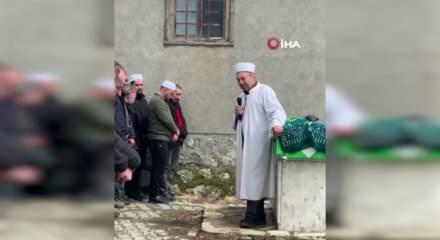 "K&ouml;y&uuml;n neşesi" engelli gen&ccedil; herkesi g&ouml;zyaşlarına boğdu: İmam ayakta durmakta g&uuml;&ccedil;l&uuml;k &ccedil;ekti