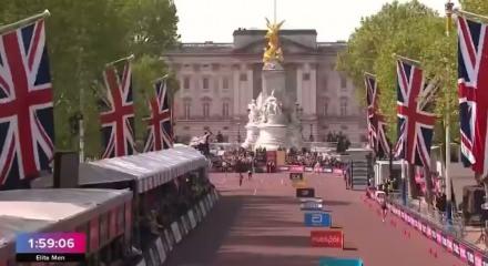 Londra maratonu&rsquo;nda tarihi an: 2 saat bariyeri aşıldı