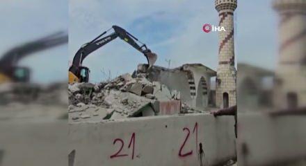 Maraş depremlerinde hasar g&ouml;ren cami yıkıldı