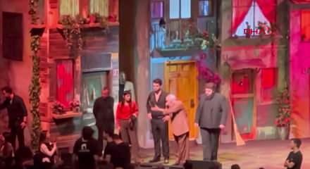 M&uuml;jdat Gezen oyununda yuhalanınca hastaneye kaldırıldı