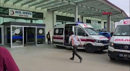 &Ouml;ğrenci servis minib&uuml;s&uuml; direğe &ccedil;arptı; 13 yaralı