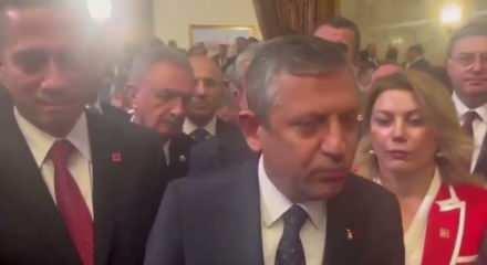 &Ouml;zg&uuml;r &Ouml;zel'den CHP'lilerin mehter marşına sırtına d&ouml;nmesine pes dedirten savunma