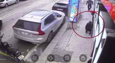 R&uuml;zgarda patlayan camın par&ccedil;aları başına d&uuml;şt&uuml;; o anlar kamerada