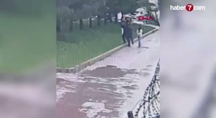 &Uuml;zerine su sı&ccedil;ratan s&uuml;r&uuml;c&uuml;n&uuml;n saldırısına uğradı; o anlar kamerada