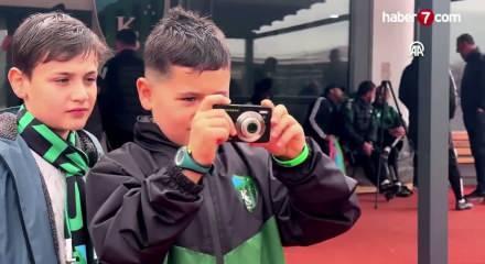 Serdar Dursun'dan takdir toplayan hareket! Tuşlu telefonla gol&uuml;n&uuml; &ccedil;eken &ccedil;ocuğa hediye aldı