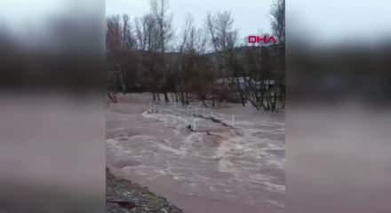 Sivas&rsquo;ta sağanak sonrası Kızılırmak taştı: K&ouml;y sular altında kaldı