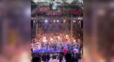 Sonunda bu da oldu! Boks ma&ccedil;ında izleyiciler ringde sporcuları d&ouml;vd&uuml;