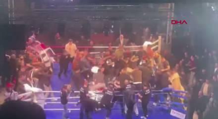 Sonunda bu da oldu! Boks ma&ccedil;ında izleyiciler ringde sporcuları d&ouml;vd&uuml;