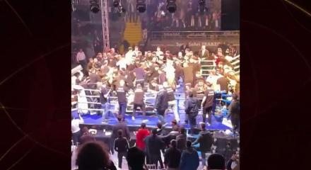 Sonunda bu da oldu! Boks ma&ccedil;ında izleyiciler ringde sporcuları d&ouml;vd&uuml;