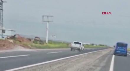 Suriye-T&uuml;rkiye sınırında, insan ka&ccedil;ak&ccedil;ılarıyla kovalamaca anı kamerada: 3 g&ouml;zaltı