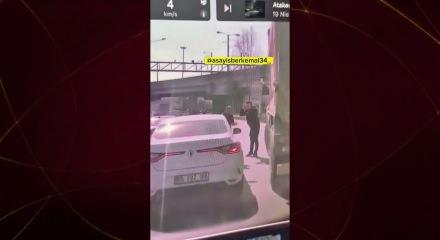Trafikte tekme yumruk kavga ettiler, o anlar ara&ccedil; kamerasına yansıdı