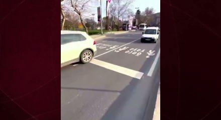 Yabancı turistin İstanbul'da yaya ge&ccedil;idini kullanamaması sosyal medyada g&uuml;ndem oldu