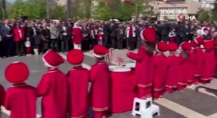 Yine CHP yine skandal: 23 Nisan t&ouml;reninde &ccedil;ocukların mehter g&ouml;sterisine sırt d&ouml;nd&uuml;ler...