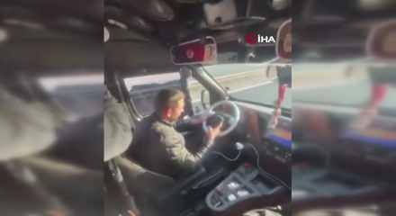 Yolcu dolu dolmuşta cep telefonuyla oynadı, faciaya davetiye &ccedil;ıkardı