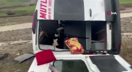 Yolcu minib&uuml;s&uuml; dere yatağına yuvarlandı: 16 yaralı