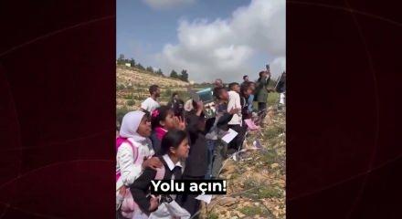 İsrail'in Batı Şeria'da &ccedil;ocuklara jiletli tel engeli