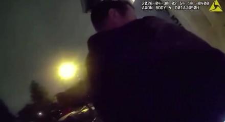 Kapıyı a&ccedil;tıkları anda cehennemi yaşadılar: Polislerin m&uuml;dahale ettiği ev havaya u&ccedil;tu
