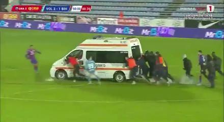 Romanya'da sahada ilerleyemeyen ambulansı futbolcular itikledi!