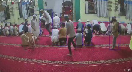 Hindistan'da camiye giren yılan cemaatte b&uuml;y&uuml;k paniğe neden oldu