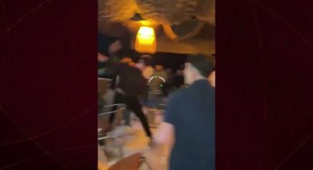  İzmir'de eğlence mekanında sandalyelerin havada u&ccedil;uştu!