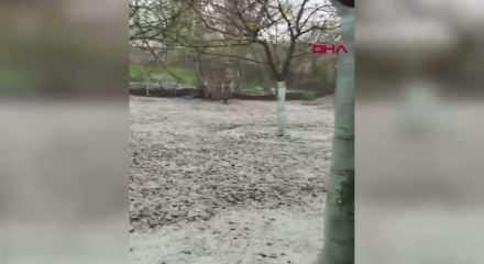 Amasya'da dolu yağışı &ccedil;evreyi beyaza b&uuml;r&uuml;d&uuml;