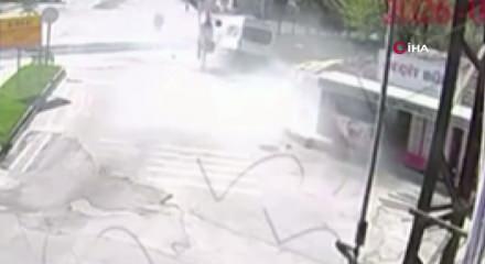 Amasya'da servis minib&uuml;s&uuml; kaldırıma &ccedil;arparak durağı yere serdi: İki gen&ccedil; kız saniyelerle kurtuldu