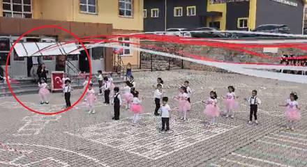 Anaokulu bah&ccedil;esinde g&ouml;steri yapan &ouml;ğretmen ve &ouml;ğrencilerin &uuml;zerine tabela d&uuml;şt&uuml;; olay kamerada