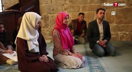 Antalya'da camileri gezen Ukraynalı yoga eğitmeni, M&uuml;sl&uuml;man oldu!