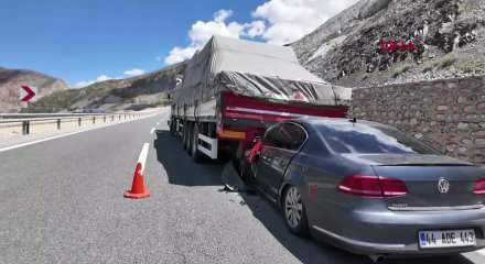 Aracıyla TIR'ın altına girdi, burnu bile kanamadı