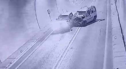 Artvin'de 7 kişinin yaralandığı t&uuml;nel kazası kamerada