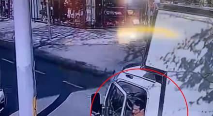 Avcılar'da boş kargo aracından telefon hırsızlığı kamerada