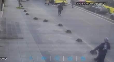 Bağcılar'da yolun karşısına ge&ccedil;meye &ccedil;alışan &ouml;ğrenciye İETT otob&uuml;s&uuml; &ccedil;arptı