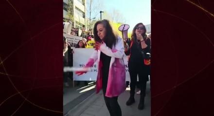 Başıboş k&ouml;pekler i&ccedil;in toplanılan eylemde bir kadının tuhaf hareketleri g&uuml;ndem oldu!