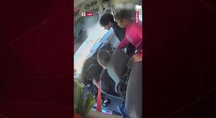 Bayılan otob&uuml;s şof&ouml;r&uuml;n&uuml; farkeden &ouml;ğrenciler kazayı &ouml;nledi