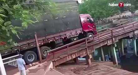 Brezilya'da korkun&ccedil; anlar: Ahşap k&ouml;pr&uuml; devrildi TIR dereye u&ccedil;tu!