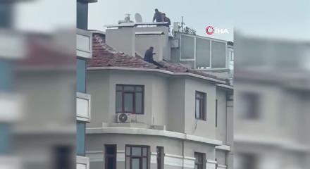 &Ccedil;atıya &ccedil;ıkıp etrafa kiremit ve şişe attı, polisin 1 saatlik &ccedil;alışmasıyla indirildi