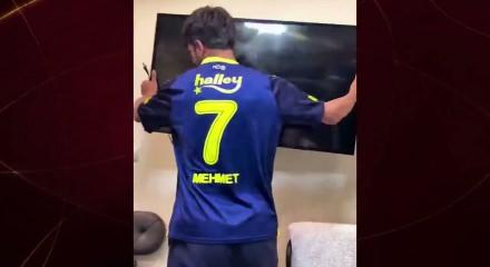 Derbi yenilgisi sonrası g&ouml;z&uuml; d&ouml;nm&uuml;ş taraftar: Hıncını televizyondan &ccedil;ıkardı!