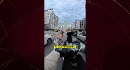 Esenyurt&rsquo;ta trafikte dehşet: Otomobile sopayla saldırı kamerada