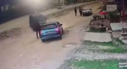 Giresun'da hafif ticari aracıyla husumetlisine &ccedil;arpıp ka&ccedil;tı: O anlar kamerada