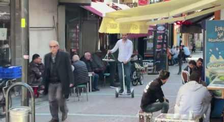G&uuml;nde 25 bin adım atan &ccedil;aycı yorulunca &ccedil;areyi hoverboard ile serviste buldu