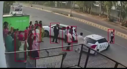 Hindistan'da d&uuml;ğ&uuml;n fotoğraf&ccedil;ısı s&uuml;ratli aracın &ccedil;arpması sonucu hayatını kaybetti