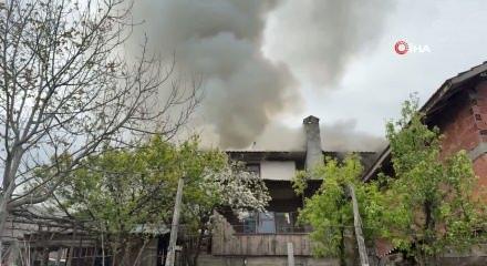 İki katlı ev alev alev yandı