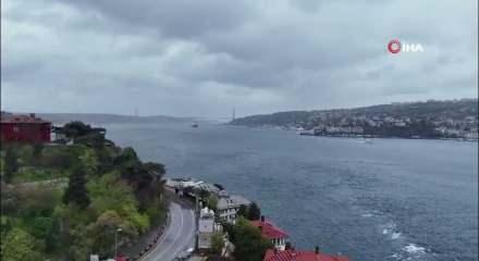 İstanbul Boğazı'nda yaşanan gemi arızası nedeniyle &ccedil;ift y&ouml;nl&uuml; trafik durduruldu