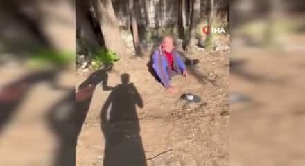 İzmir'de sokakta uyuyan yaşlı adamın y&uuml;z&uuml;ne tekme atıp sosyal medyada paylaştılar