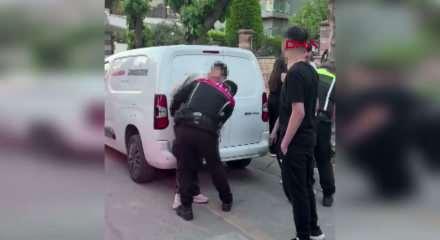 Ka&ccedil;an motosiklet s&uuml;r&uuml;c&uuml;s&uuml;, kazadan sonra polise sarılıp ağladı