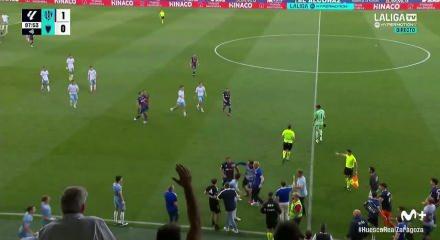 Kaleci kırmızı kart g&ouml;rd&uuml;! Rakibine yumruk attı