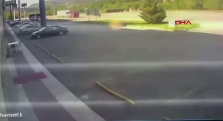 Kamyondan kopan tekerlek 300 metre yuvarlanıp mağazaya daldı