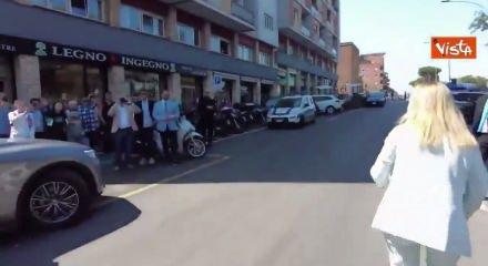  İtalya Başbakanı Meloni &ccedil;ocukluğunu ge&ccedil;irdiği mahallede eski komşusuyla hasret giderdi